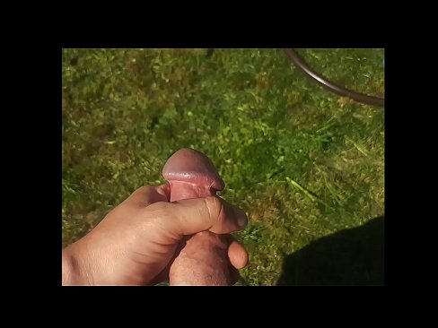 ❤️ Keçika germ di bexçeyek havînê de pisîka xwe ya pembe diqelişe û bi şuştinê dixe. ❤️❌ Pornoya hişk li me ☑