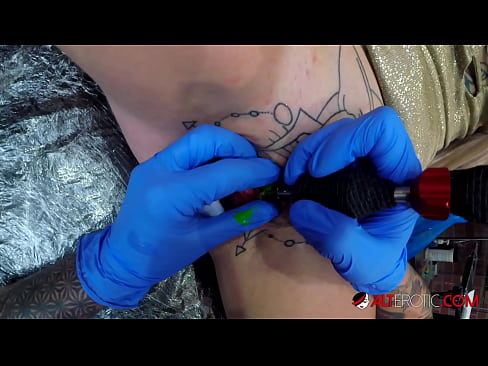 ❤️ Keçika pir tattookirî Sully Savage tattooek li ser klîtorê xwe kir. ❤️❌ Pornoya hişk li me ☑